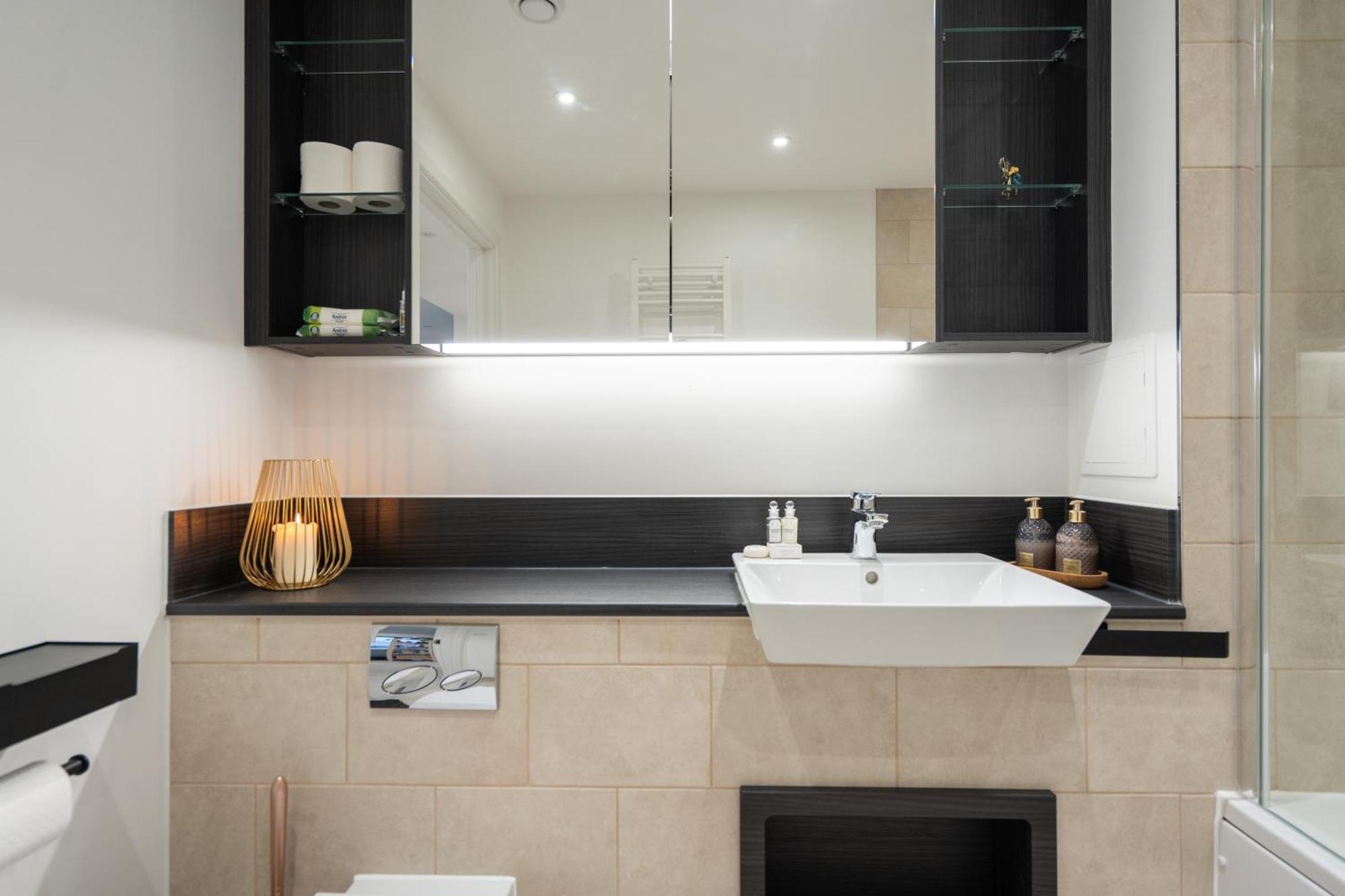 Sunset Retreat: Steps From Heathrow/Twickenham Apartment Hounslow Luaran gambar