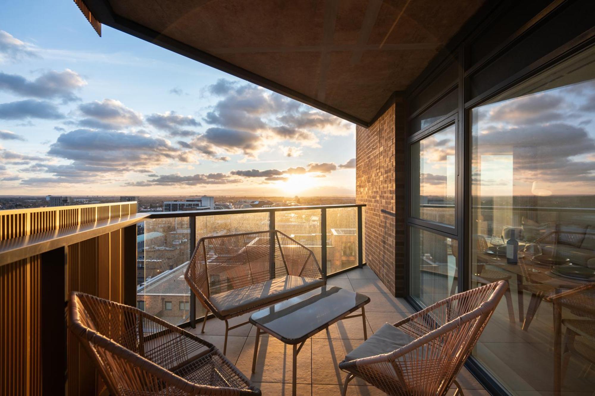 Sunset Retreat: Steps From Heathrow/Twickenham Apartment Hounslow Luaran gambar