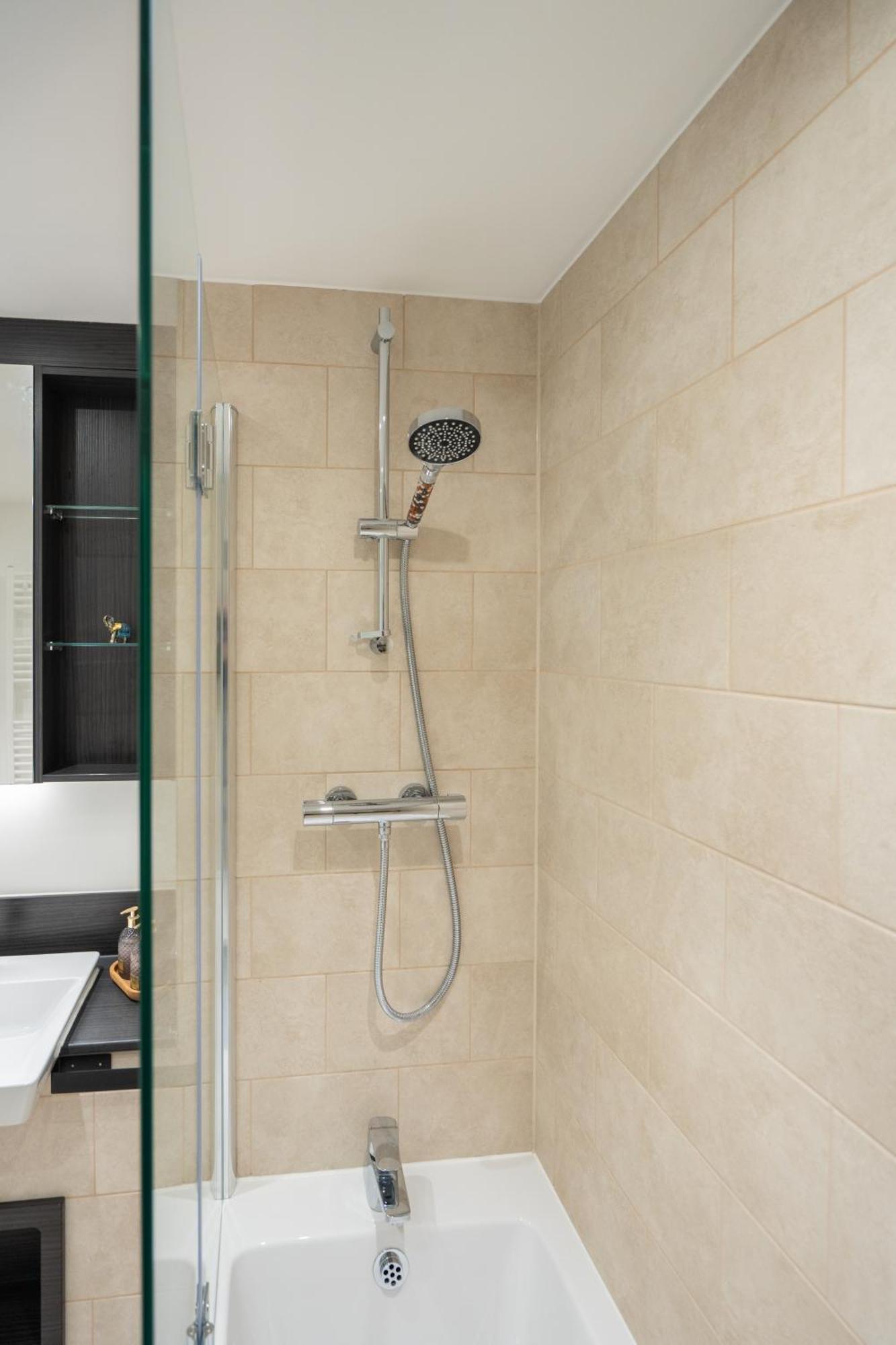 Sunset Retreat: Steps From Heathrow/Twickenham Apartment Hounslow Luaran gambar