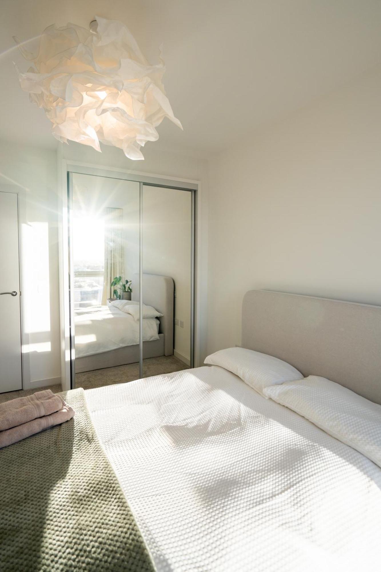 Sunset Retreat: Steps From Heathrow/Twickenham Apartment Hounslow Luaran gambar
