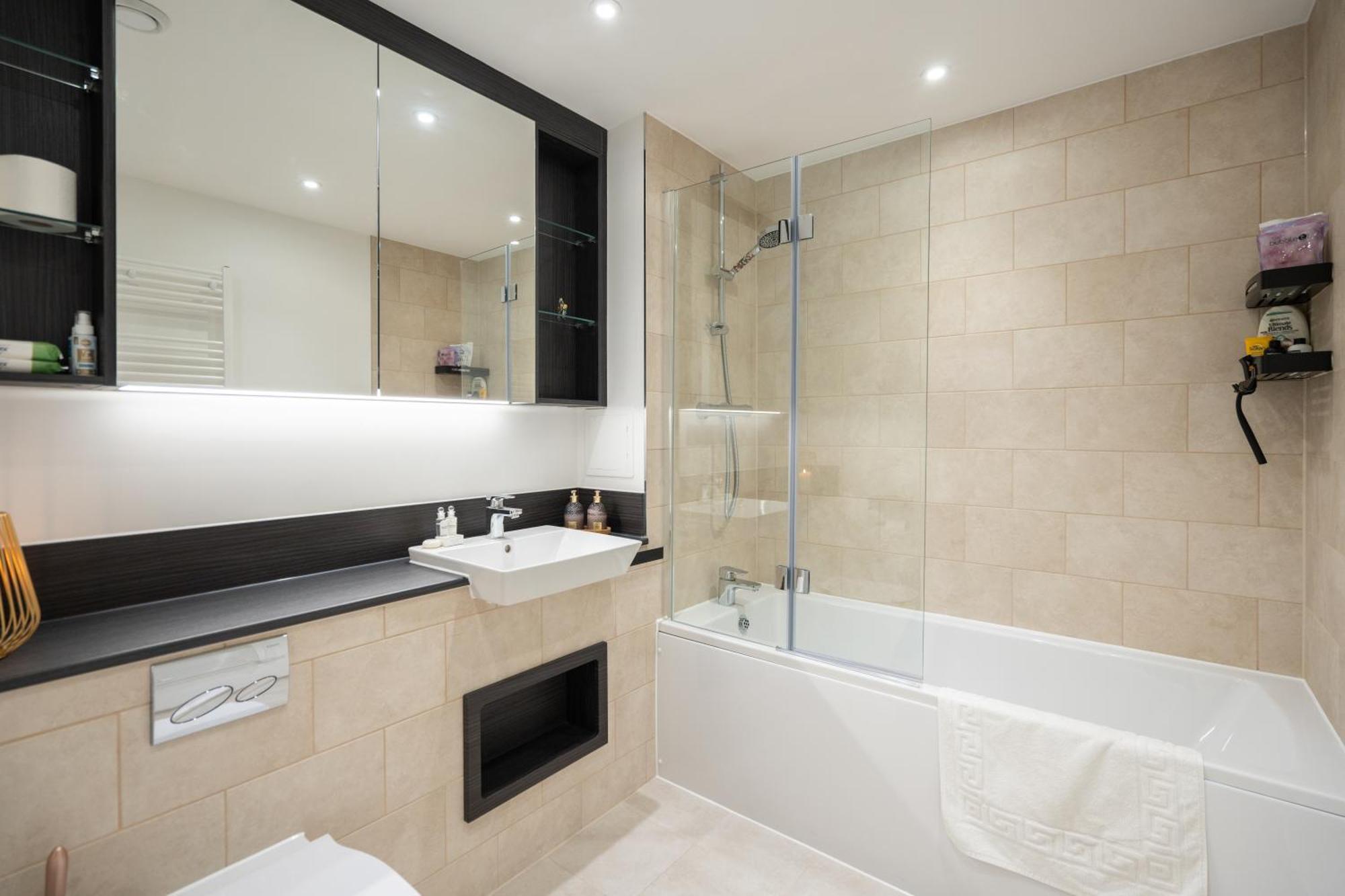 Sunset Retreat: Steps From Heathrow/Twickenham Apartment Hounslow Luaran gambar